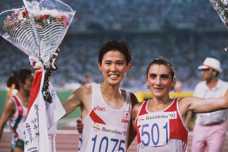 有森裕子。1992年バルセロナ五輪で銀メダル。1位のワレンティナ・エゴロワ（ロシア）と　©JMPA