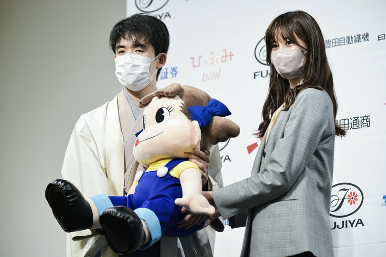 叡王戦に勝利し、ペコちゃん人形を受け取る藤井　©Wataru Sato