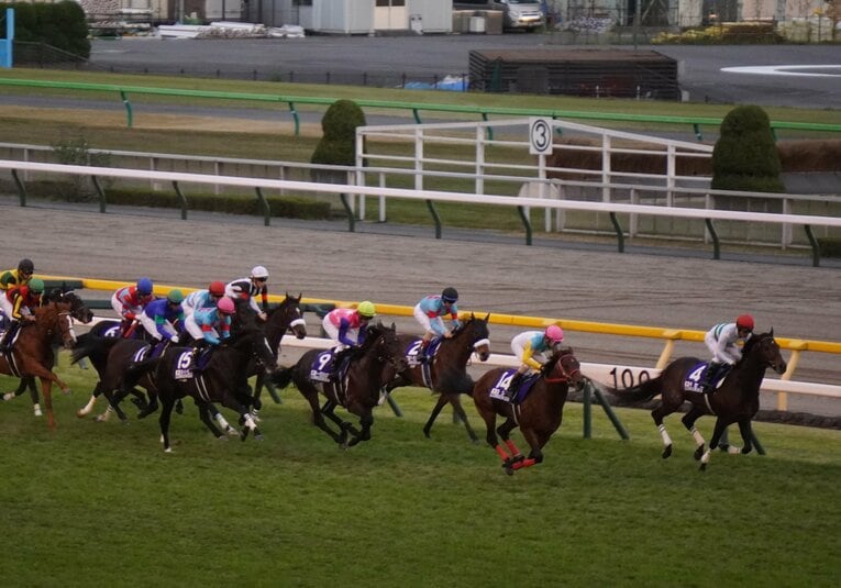 1周目の直線。キセキが先頭で引っ張る展開　©Satoshi Hiramatsu