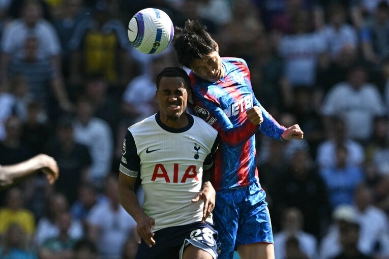 5月11日のトッテナム戦。競り合う鎌田大地（28歳）　©Getty Images
