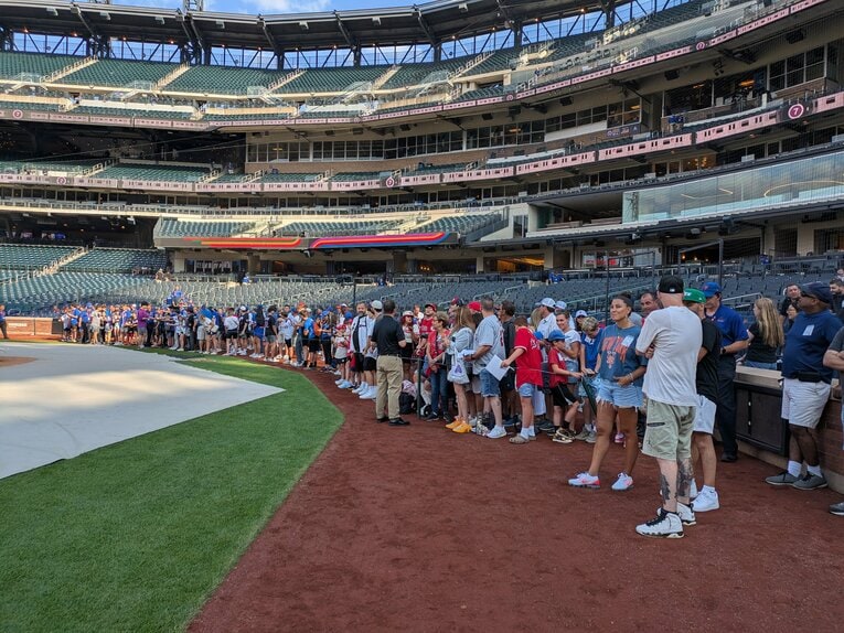 メッツの本拠地シティフィールド。練習を見学するファン ©Shoko Mizutsugi