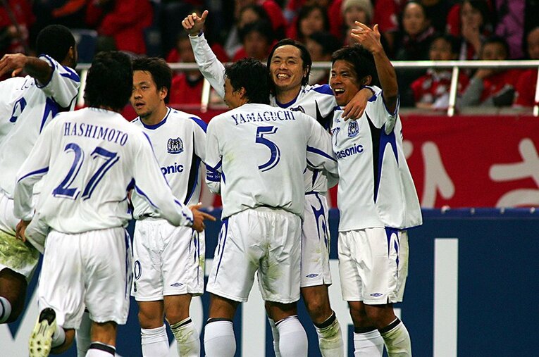 明神智和（右端）と遠藤保仁。ガンバ大阪の魅力的な攻撃スタイルのど真ん中には常にこの2人がいた。 ／ photograph by Getty Images