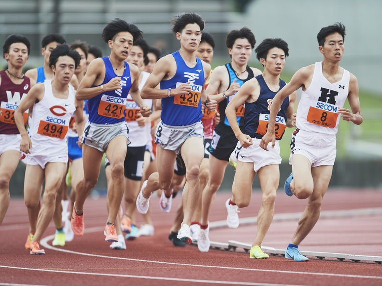 1500mの優勝候補と目されていた東海大3年・飯澤千翔（420番）は「まさかの予選敗退」だった　©Yuki Suenaga