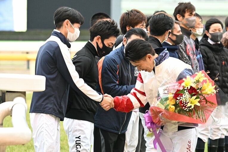 セレモニーを終え、あらためて武豊と握手をかわす福永祐一　©Keiji Ishikawa