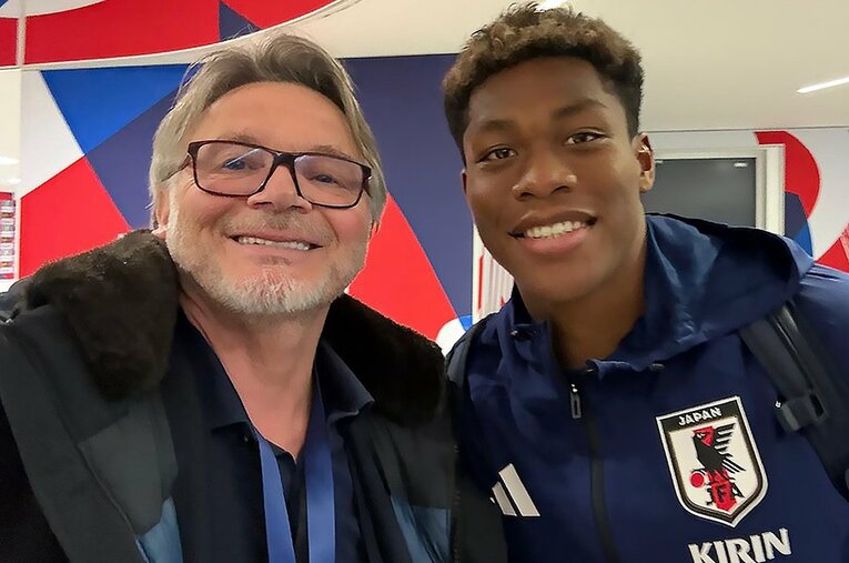 イングランドvs日本をウェンブリーで観戦したトルシエと、写真撮影に応じたGK鈴木彩艶。元日本代表監督は充実の英国遠征をどのように見たか ／ photograph by Philippe Troussier