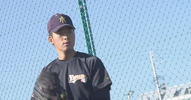青森山田・堀田賢慎の剛球を受けた。直球の回転音が美しいドラフト候補。