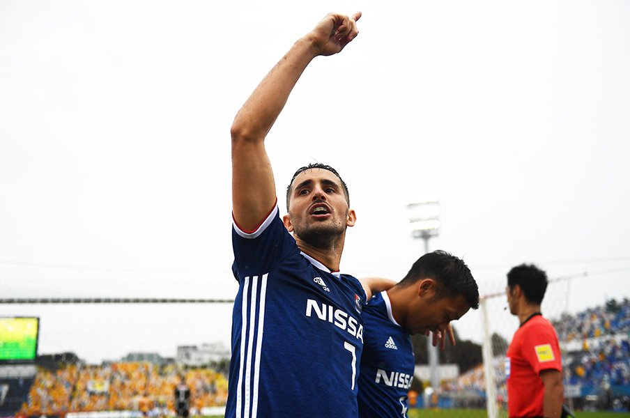 横浜FMウーゴはGK泣かせのFW。ゴール後、左腕にキスをする理由。<Number Web> photograph by J.LEAGUE