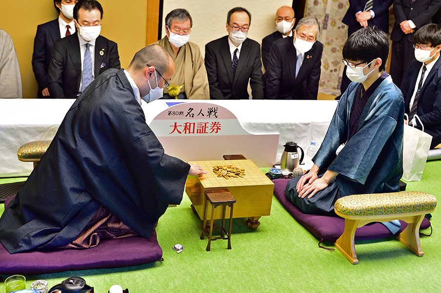 端正な「西の将棋王子」は料理好き+扇子の柄に注目? 実力派・斎藤慎太郎八段(28)の素顔〈渡辺明名人に2期連続挑戦〉<Number Web> photograph by 日本将棋連盟