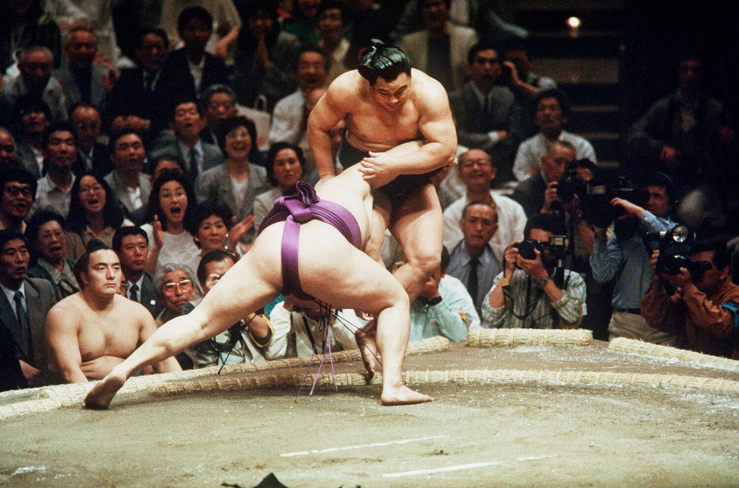 大相撲夏場所初日、千代の富士を寄り切って金星をあげた前頭筆頭の貴花田（手前）。18歳で最年少金星の記録を作った　©JIJI PRESS