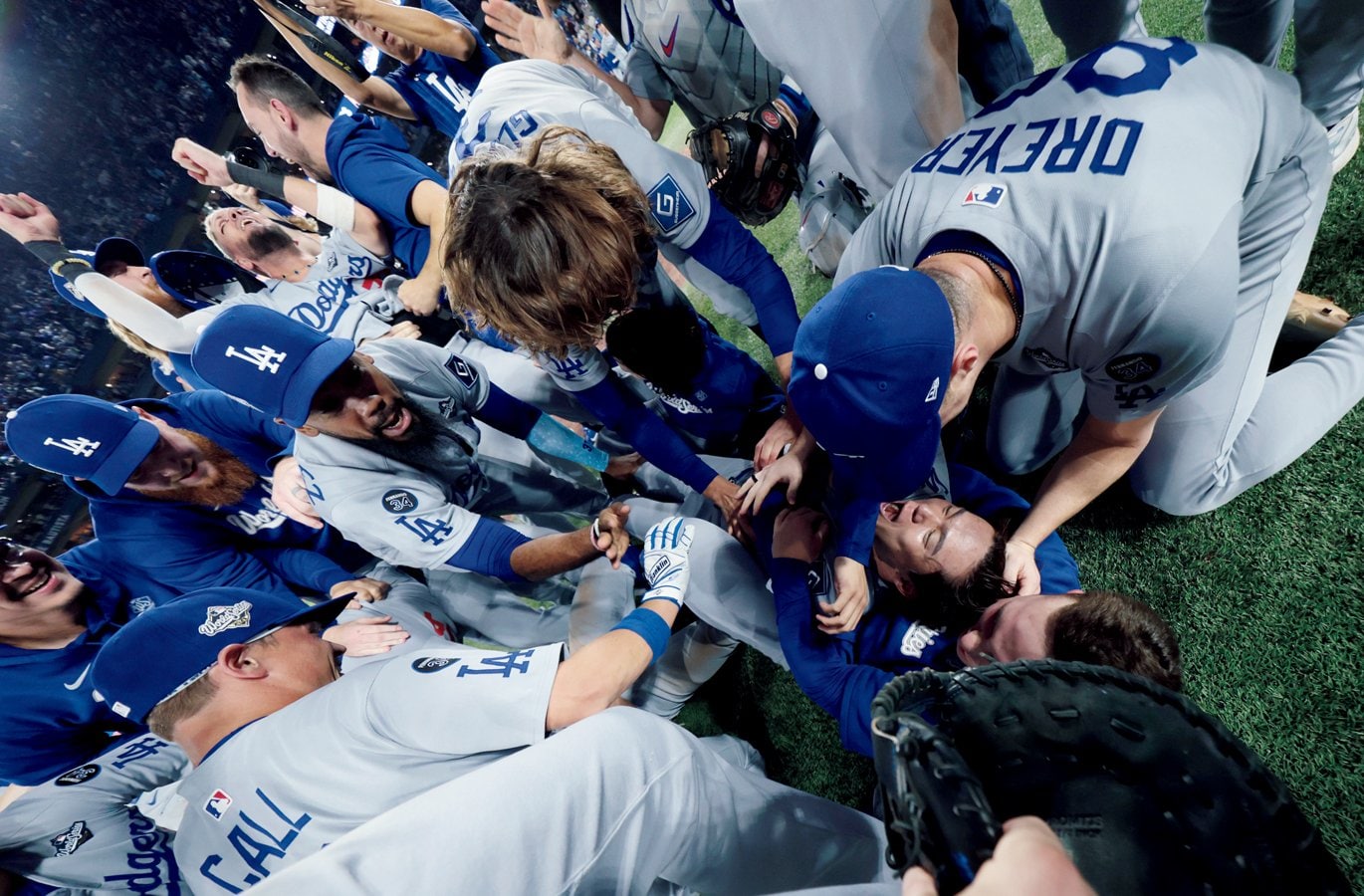 ワールドシリーズ第7戦、9回途中から連投の山本が登板し2回2/3を無失点で締めてドジャースが連覇達成。歓喜の輪の中で殊勲の山本をもみくちゃにするドジャースのチームメイトたち　©️Yukihito Taguchi