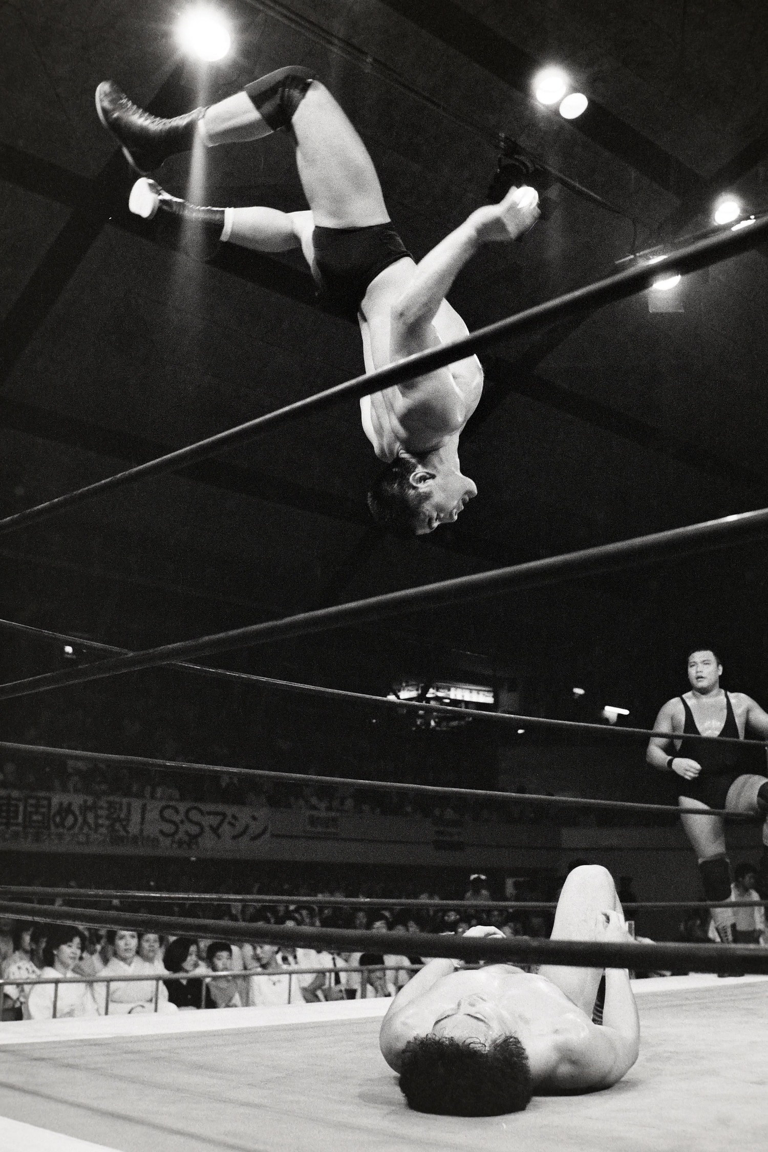 高いムーンサルトプレスを放つ若き日の武藤敬司。1985年7月19日、札幌中島体育センター