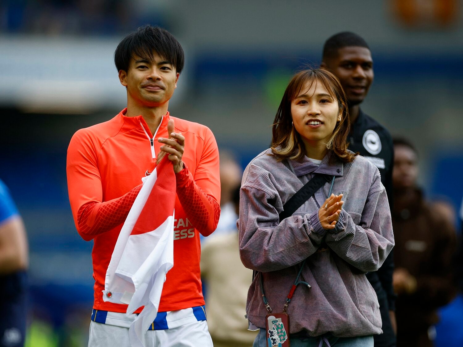 写真は5月21日、サウサンプトンに勝利した試合後、クリア夫人とセレモニーに出席した三笘薫（26歳）　©AFLO