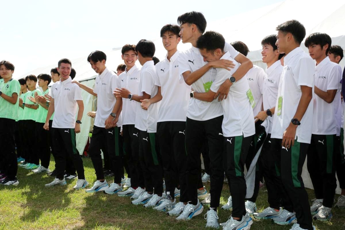 箱根駅伝予選会通過を喜びあう東京農業大学の選手たち ©Shigeki Yamamoto