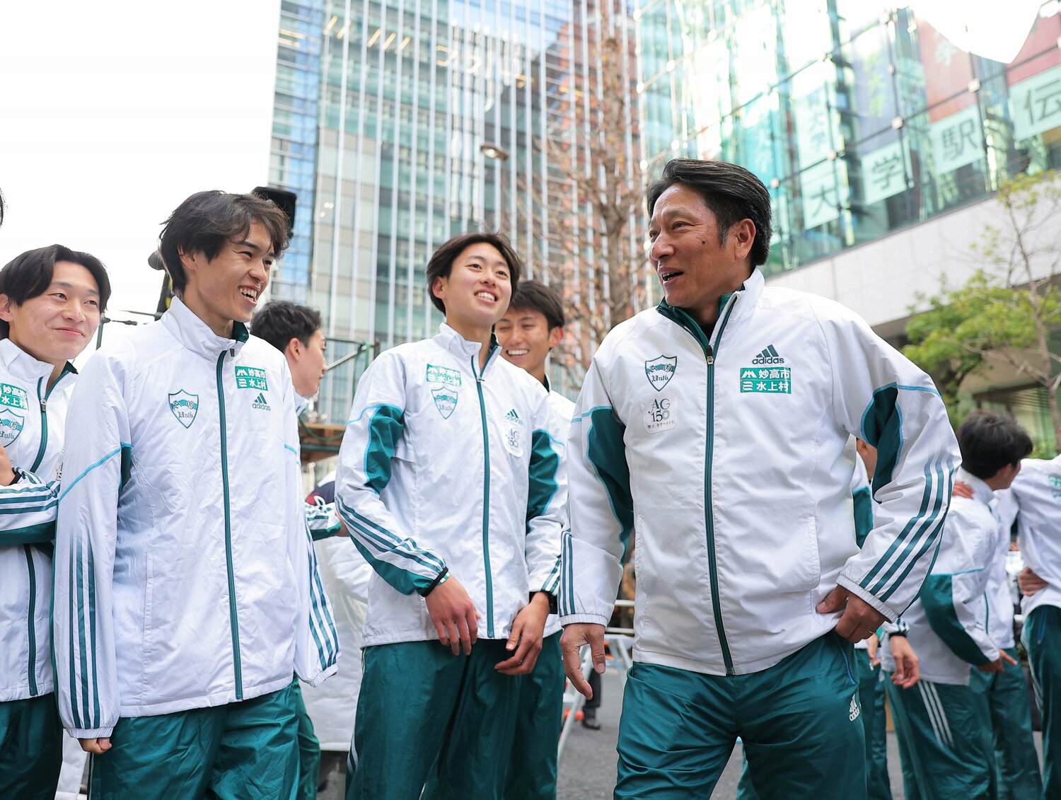 今年のゴール地点、笑顔で言葉を交わす青学大・原晋監督と太田蒼生（左から2人目）　©JIJI PRESS