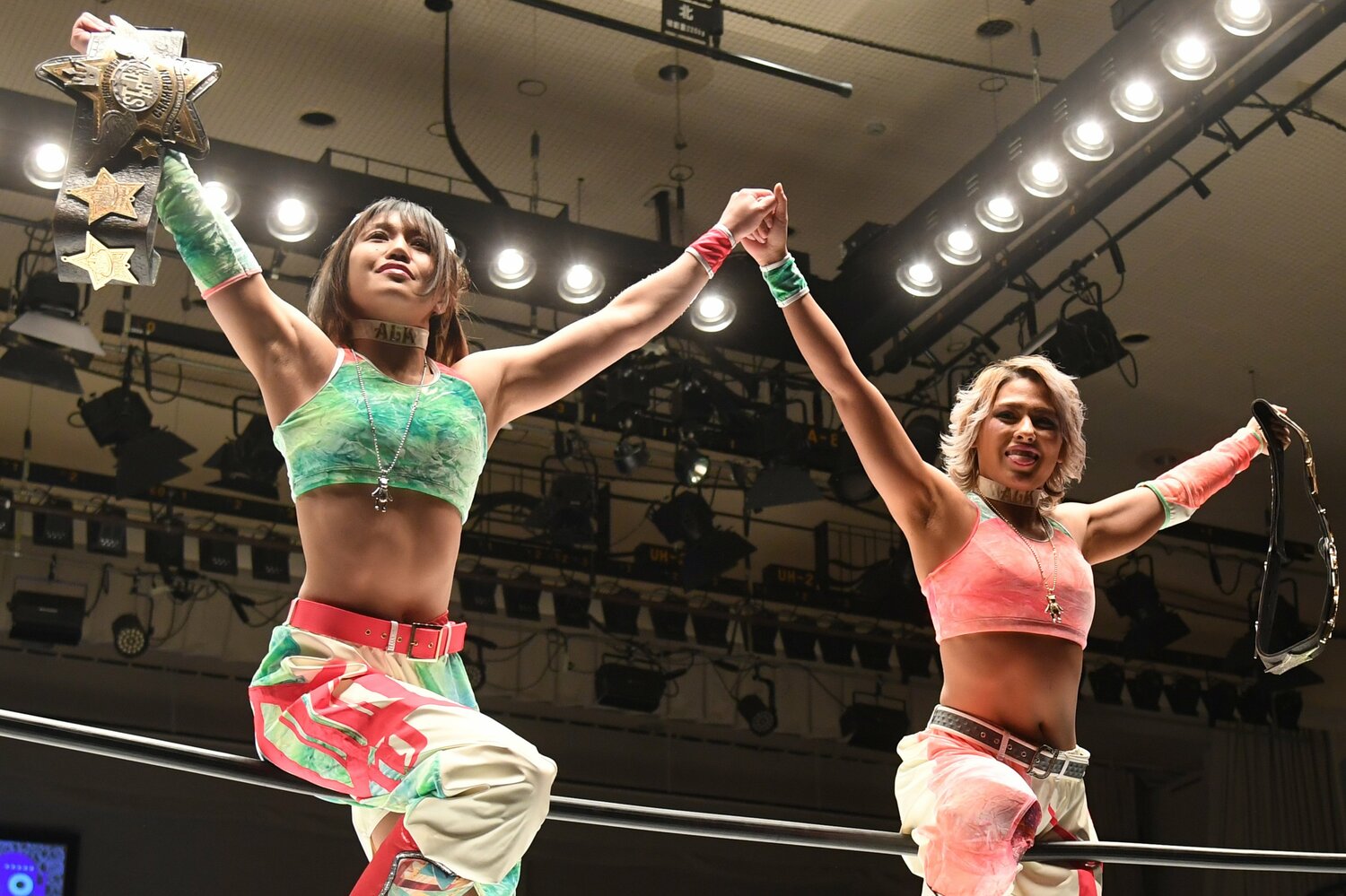 ジュリア（右）と朱里によるタッグ「アリカバ（アルト・リヴェッロ・カバリワン）」