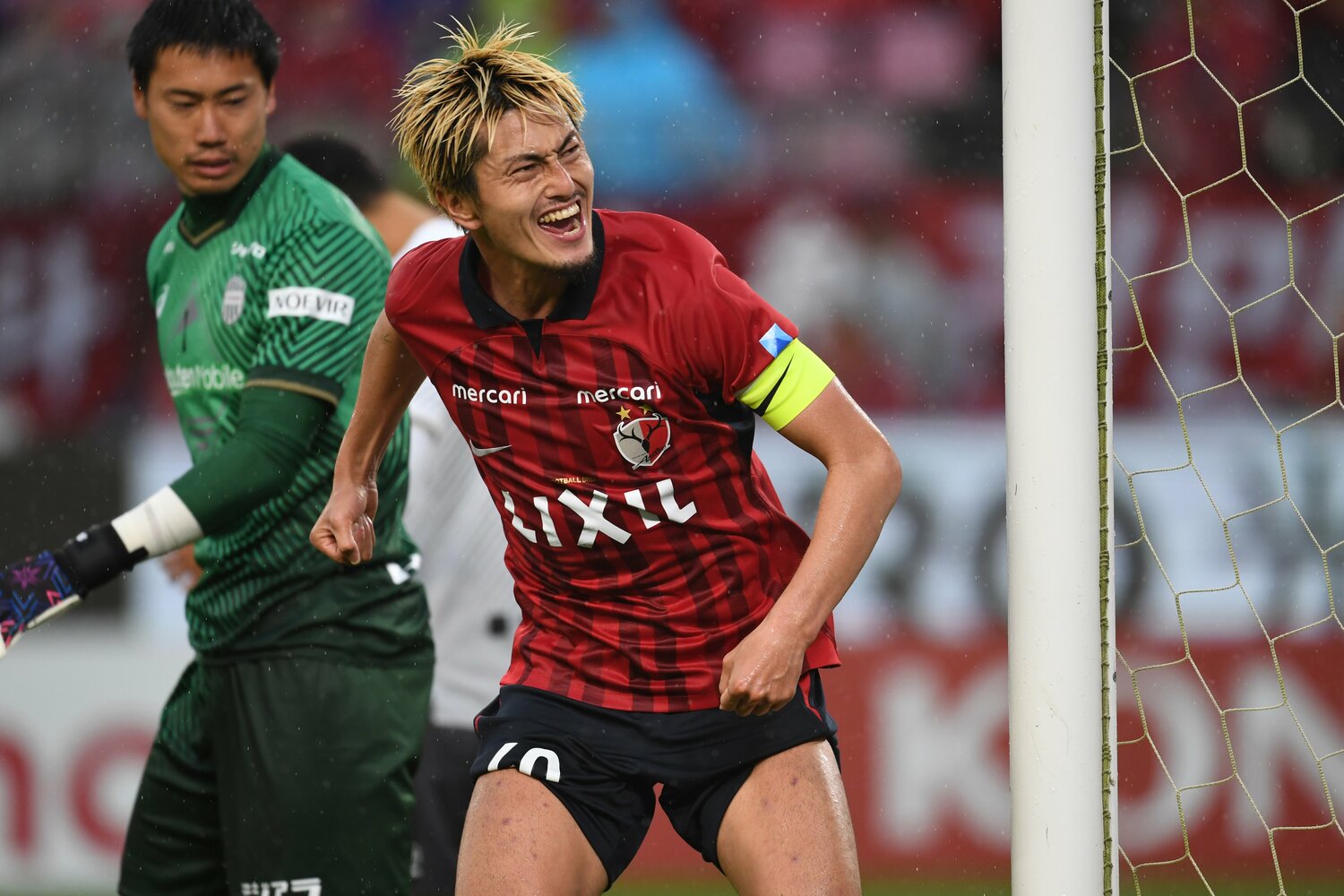 0-3から2点差に迫るゴールを決め、サポーターを鼓舞する鈴木優磨