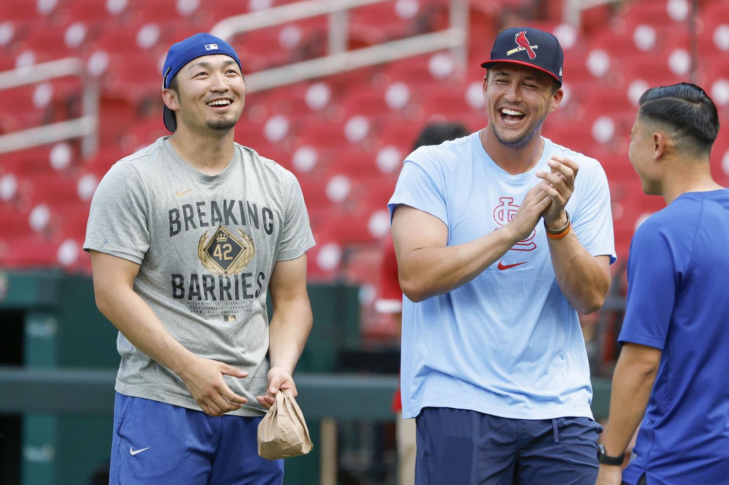 鈴木誠也(左)と楽しそうに会話するラーズ・ヌートバー(2025年6月)©︎KYODO
