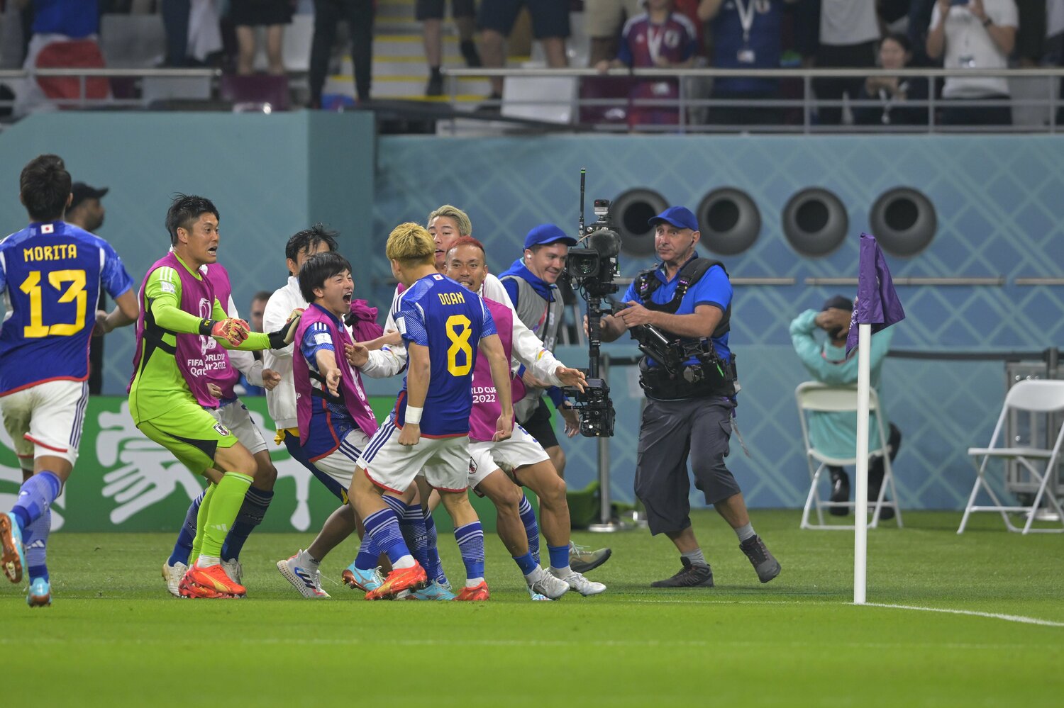 スペイン戦、ゴールの歓喜の輪に入る川島　©Koki Nagahama／JMPA