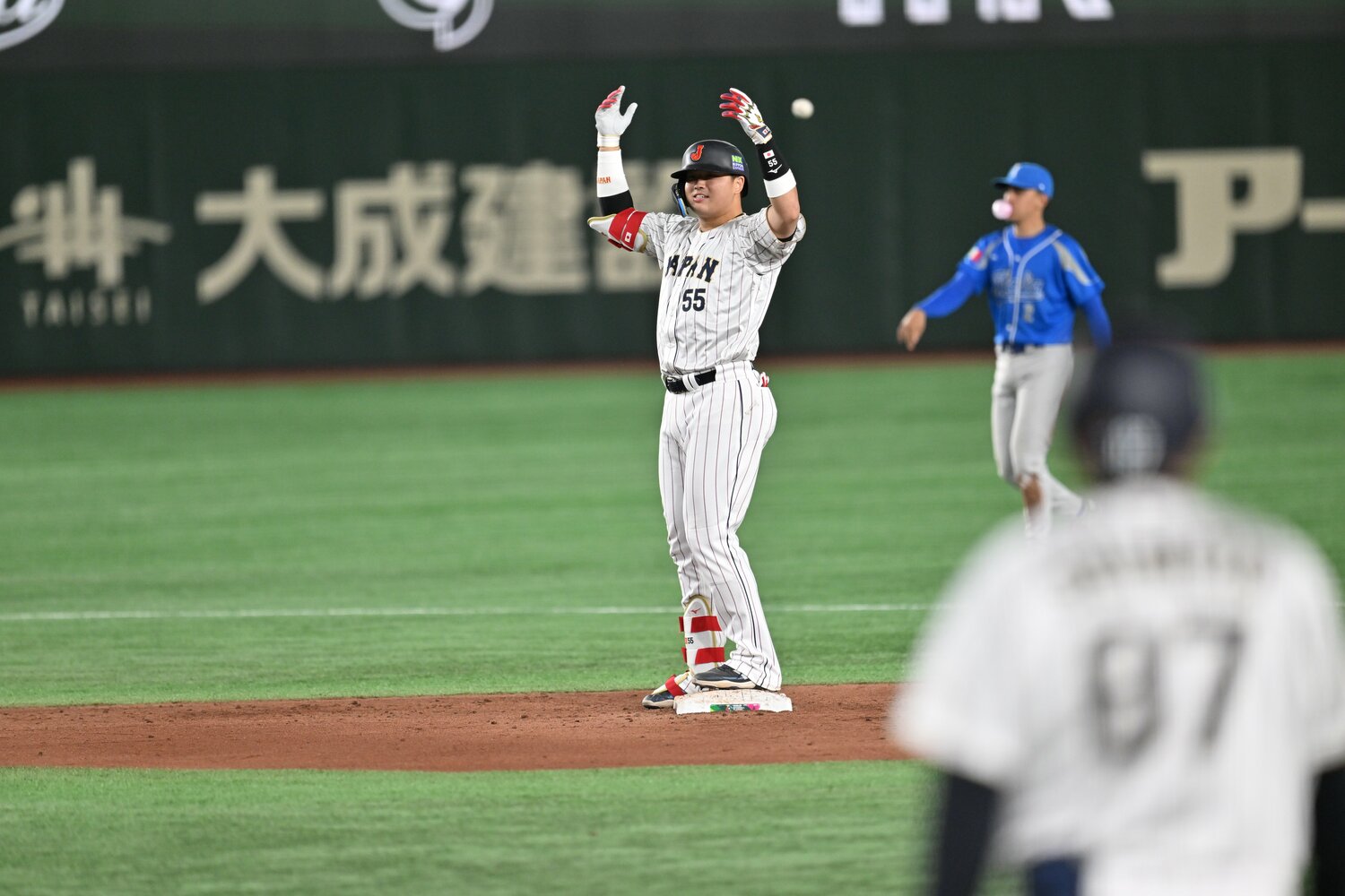 2点差に迫られた直後の5回、貴重な追加点となるタイムリーツーベースを放った村上宗隆　©Naoya Sanuki