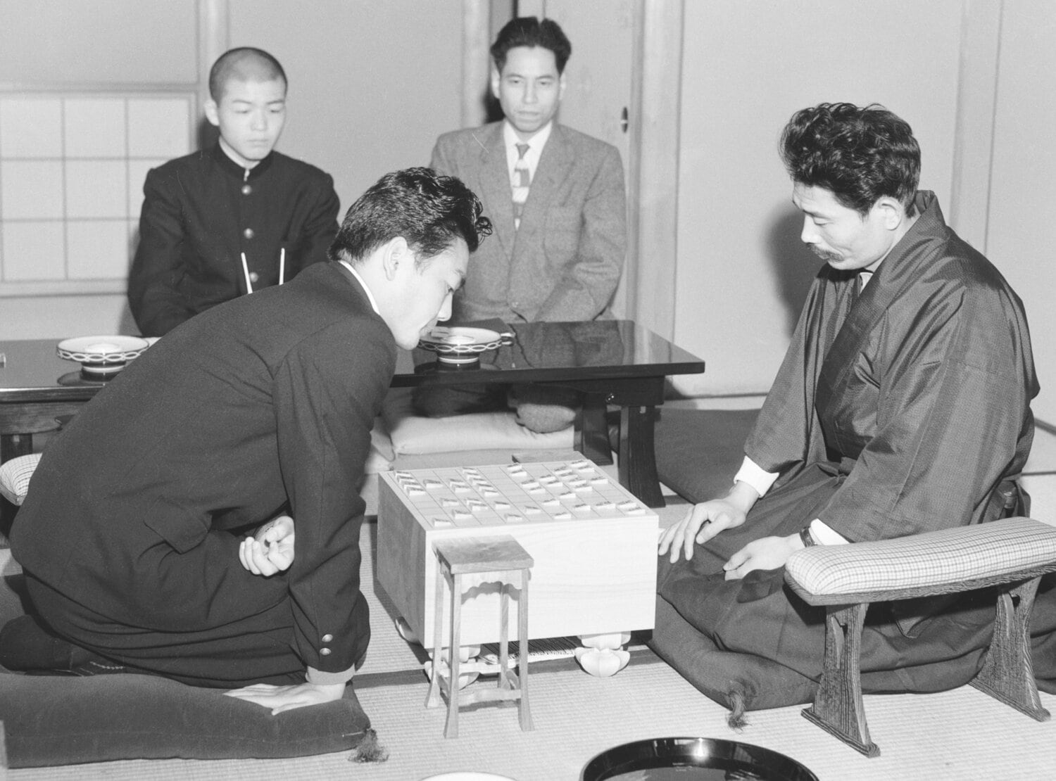 1958年、加藤と升田の対局。2人とも記録係として逸話を持っている ©Kyodo News