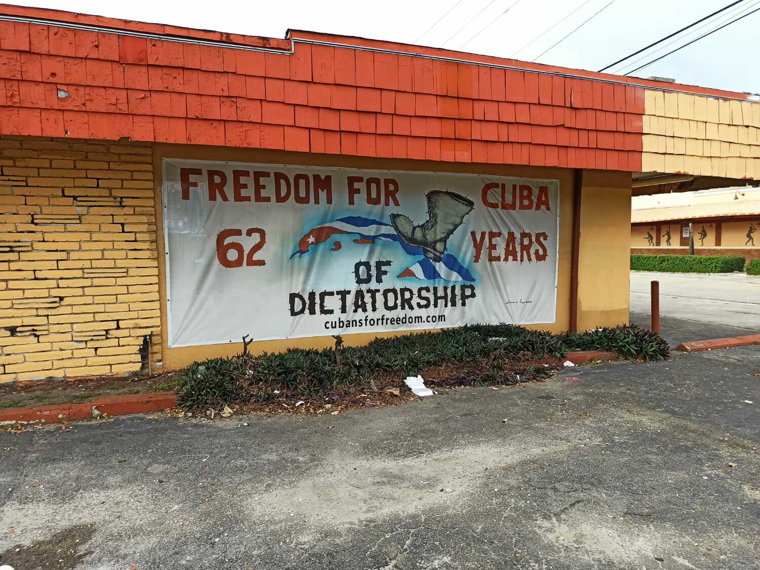 スタジアム近くの「リトル・ハバナ」の民家の壁。「キューバに自由を　62年間、独裁政治」　©Hiroaki Sawada