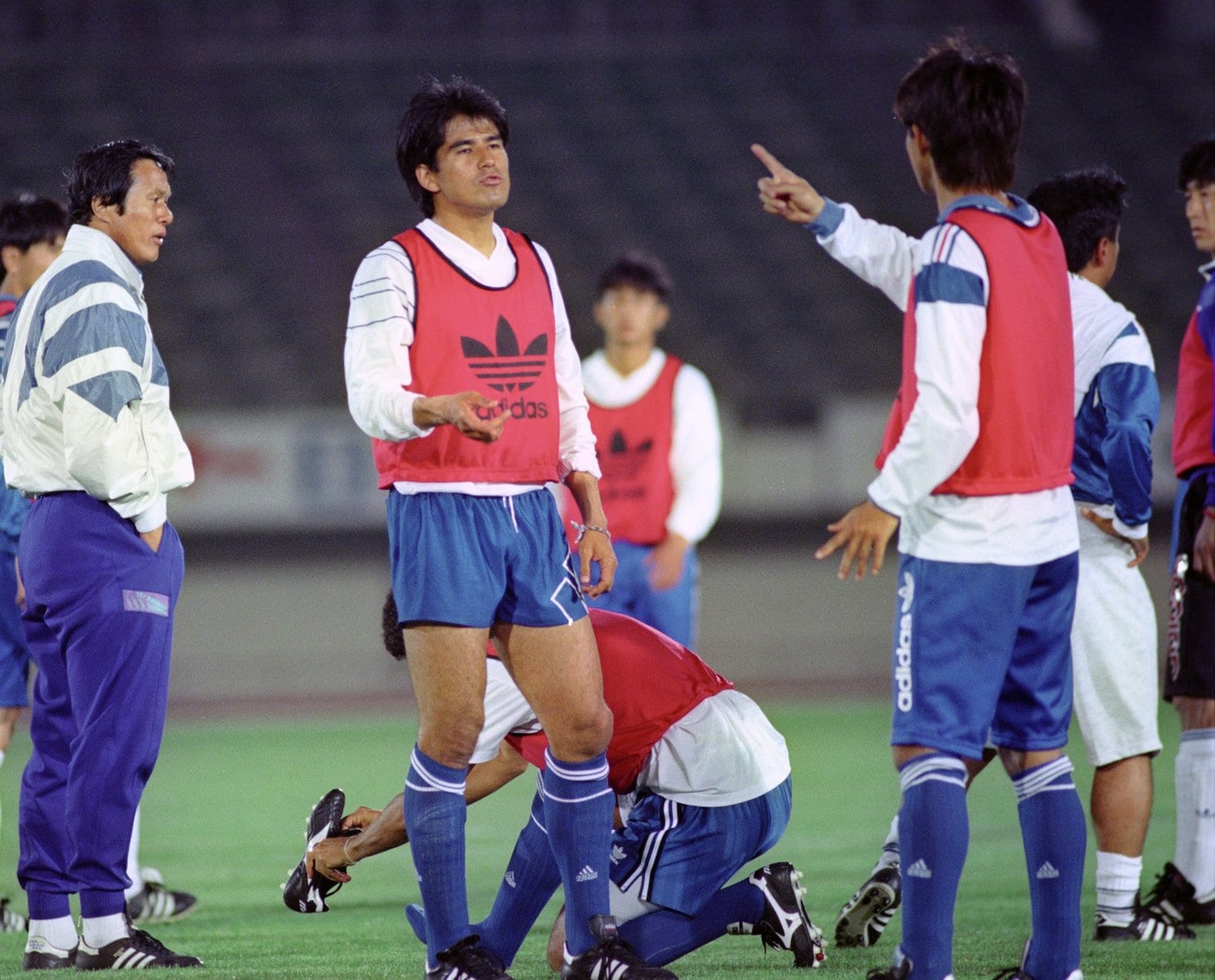 明日に迫ったJリーグ開幕に向けて、釜本監督（左端）の指示でナイター練習に励む永島（左から２人目）らガンバ大阪イレブン　©KYODO