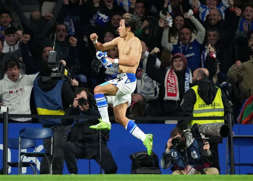 ゴール後、服を脱いで大喜びの久保 ©Getty Images