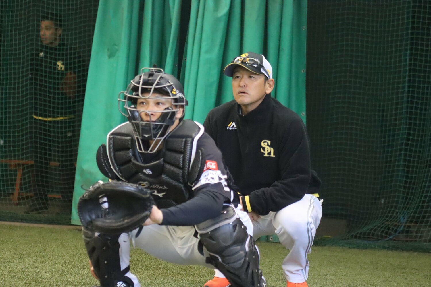 育成捕手・加藤と倉野コーチ　©Kou Hiroo