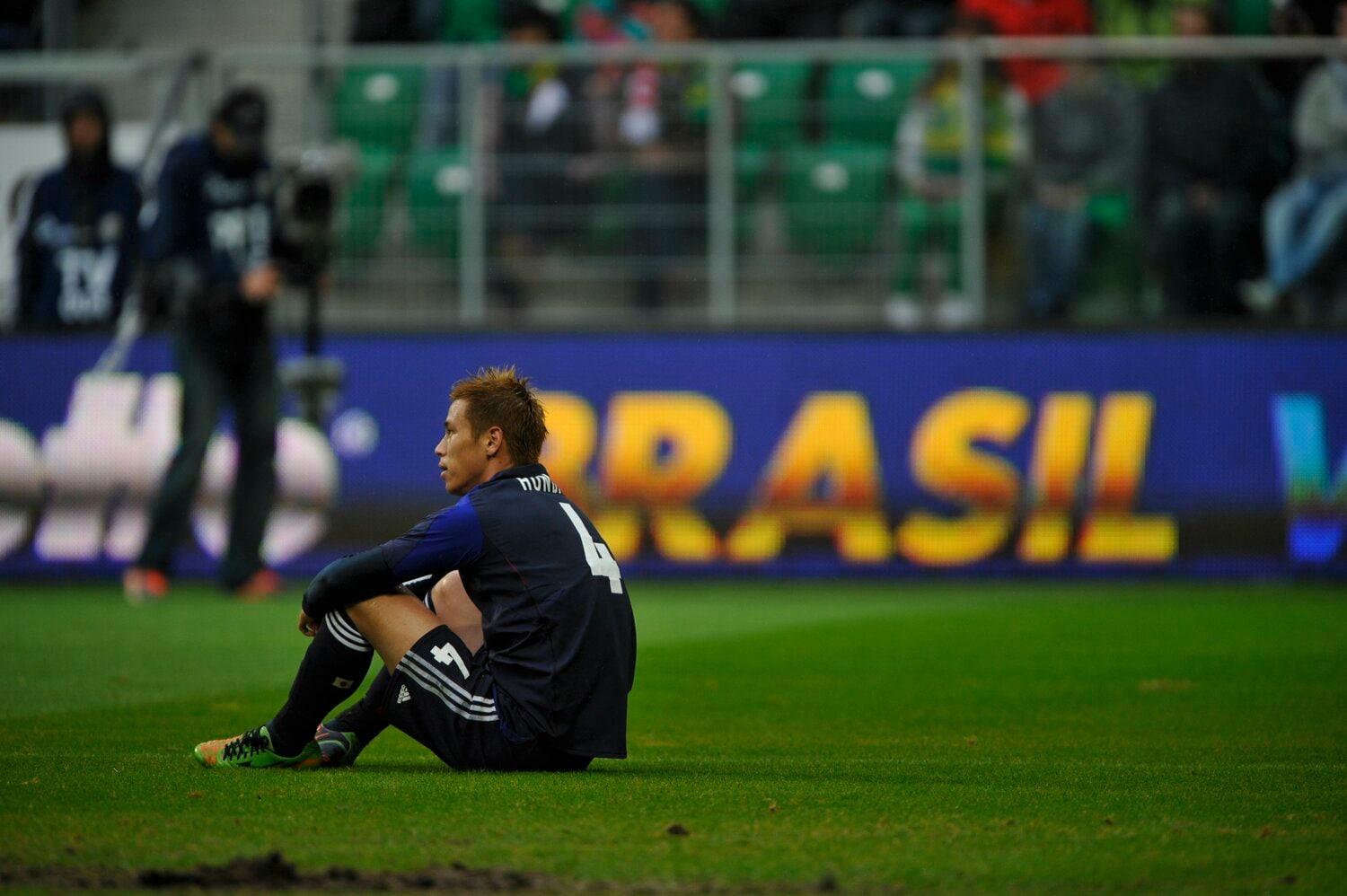 ブラジルに完敗し、試合後ピッチに座り込む　©︎Takuya Sugiyama
