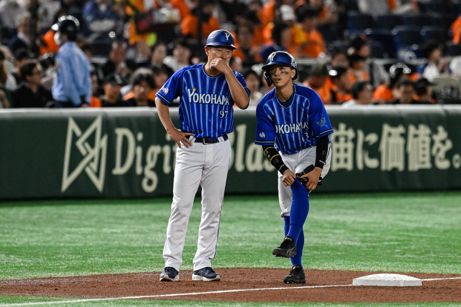 2024年から「内野守備兼三塁ベースコーチ」となる田中コーチ（左）　©Nanae Suzuki