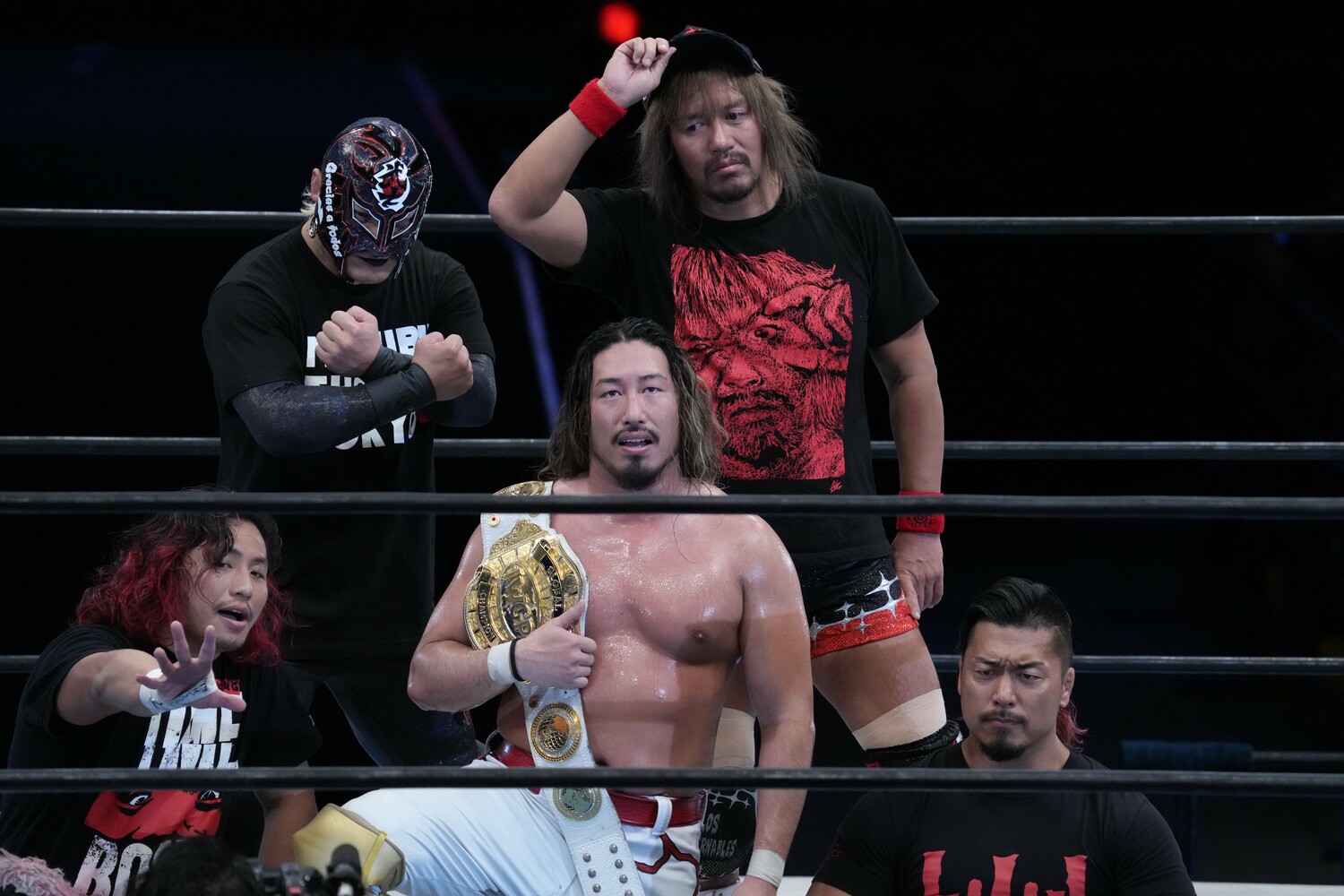 辻陽太のIWGP GLOBAL王座防衛を祝い、リング上で最後の記念写真に納まる内藤哲也らロス・インゴベルナブレス・デ・ハポンのメンバー　©Essei Hara