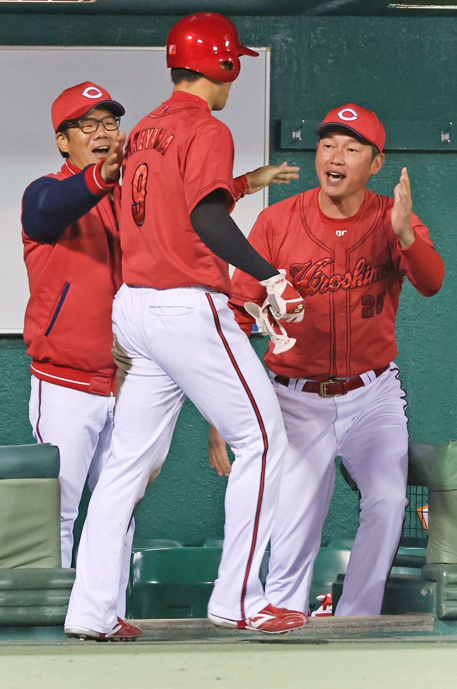 藤井ヘッドコーチ(左)は近畿大学、新井監督は駒澤大学を経て99年にプロ入り。2011〜14年まで阪神でともにプレーした ©JIJI PRESS