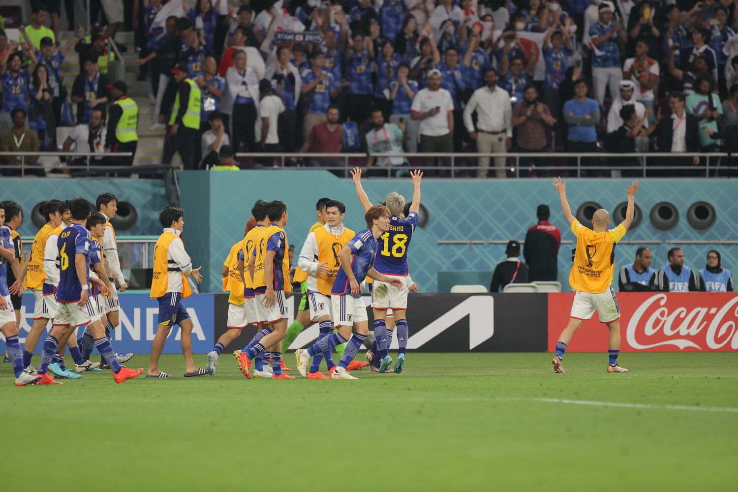 2点目を決めた浅野のもとには、ベンチメンバーも総出で祝福　©Kaoru Watanabe/JMPA