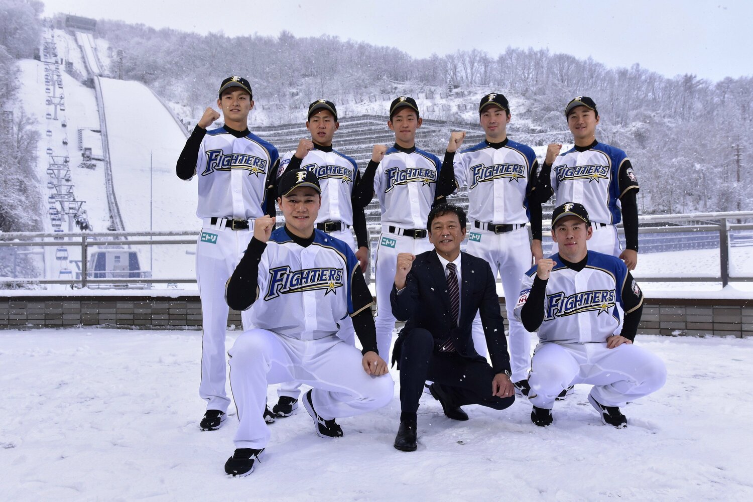 2017年11月の新入団選手発表。栗山英樹監督(当時)、清宮幸太郎らと記念写真に収まる宮台康平さん ©JIJI PRESS