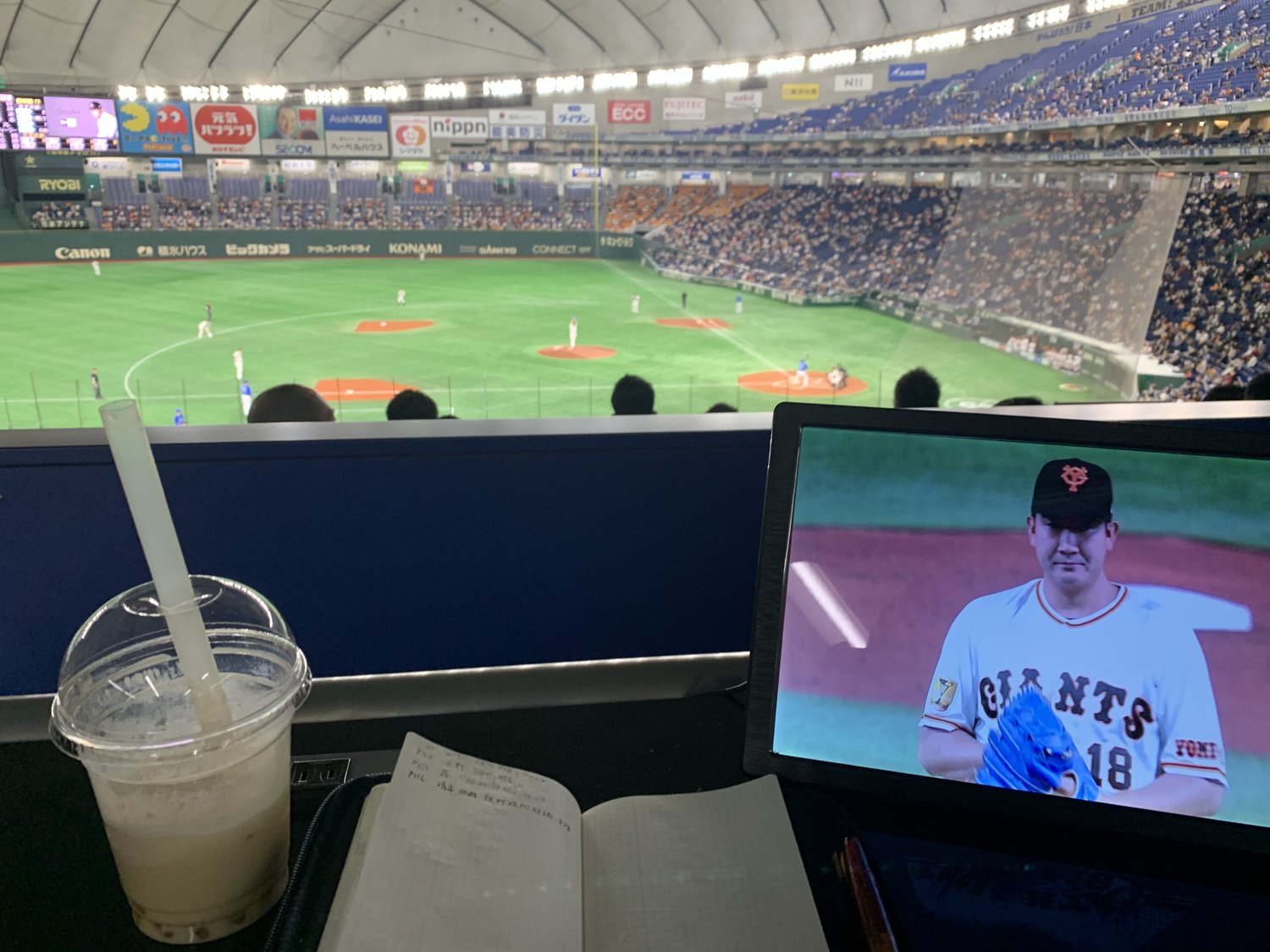 取材席。今季から東京ドームでは席からモバイルオーダーができる「グルモバ」サービスも開始された