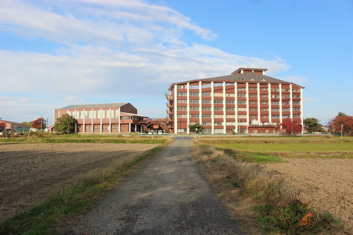 周囲は田畑が広がり、さながら「ポツンと一軒大学」の様相を呈している　©NumberWeb