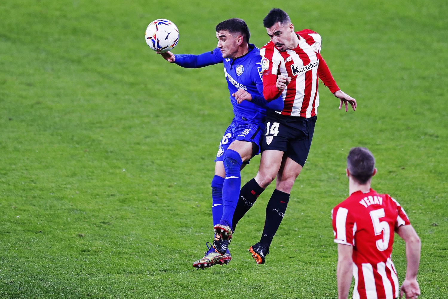 華やかなプレーがピックアップされるリーガだが、激しい空中戦などのフィジカル勝負も見ものだ©Daisuke Nakashima