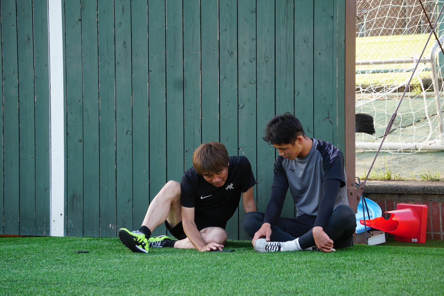 山内選手に動画を使って指導 ©Shinya Kizaki