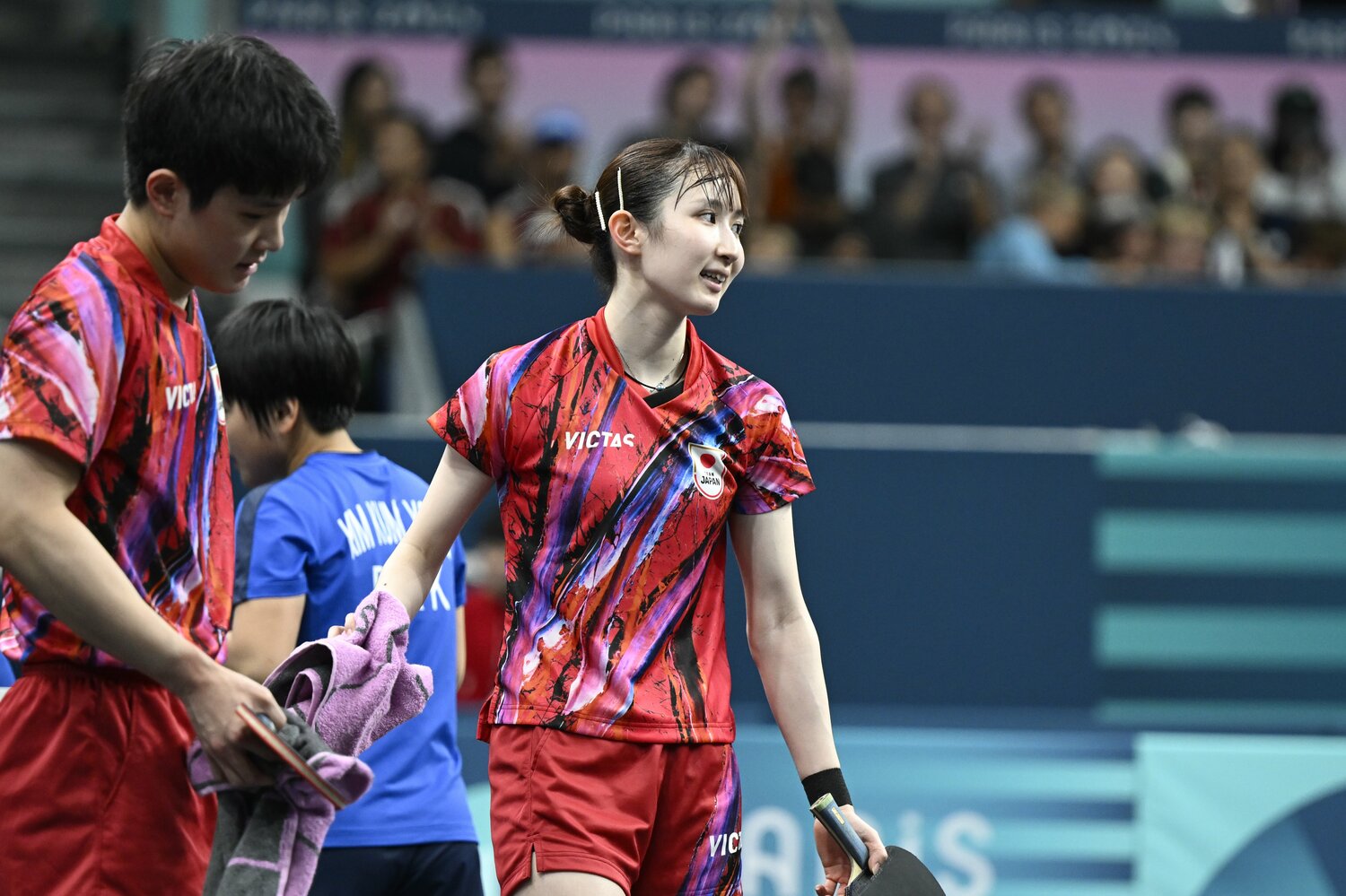 敗れた瞬間、張本は視線を落とし、早田はかすかに笑みを浮かべる ©Asami Enomoto/JMPA