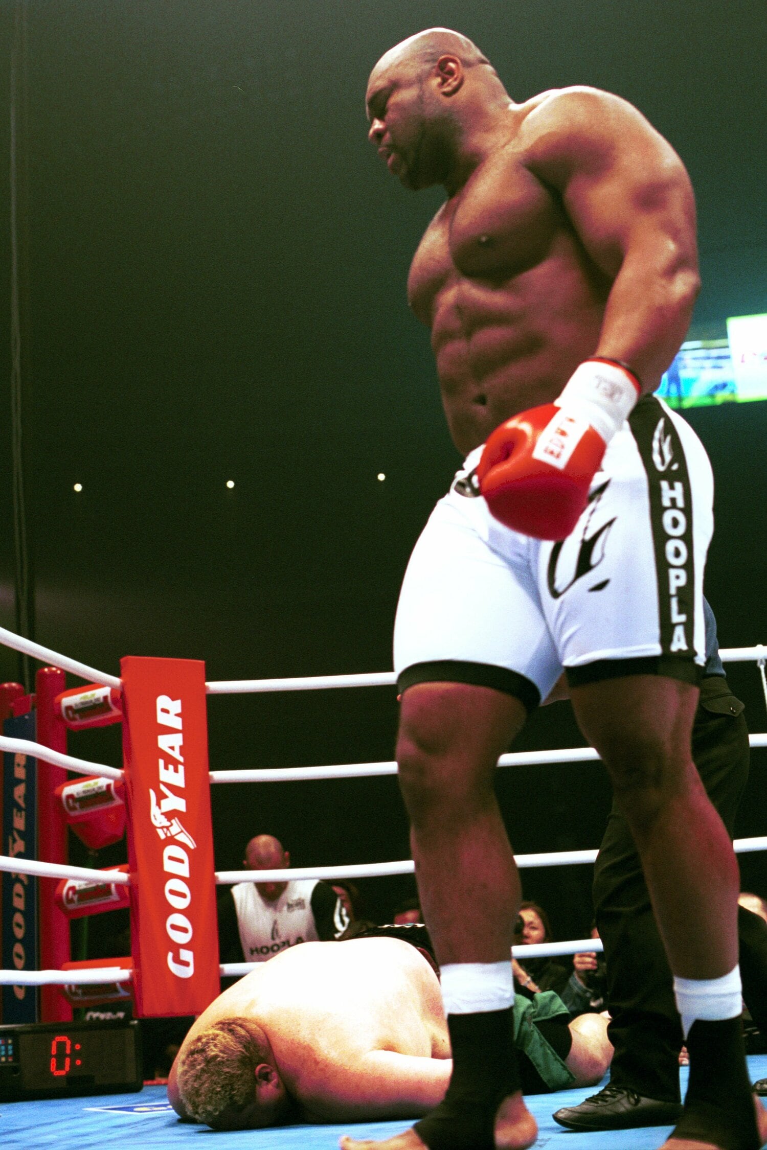 ボブ・サップに1ラウンドでKOされた曙　©Essei Hara