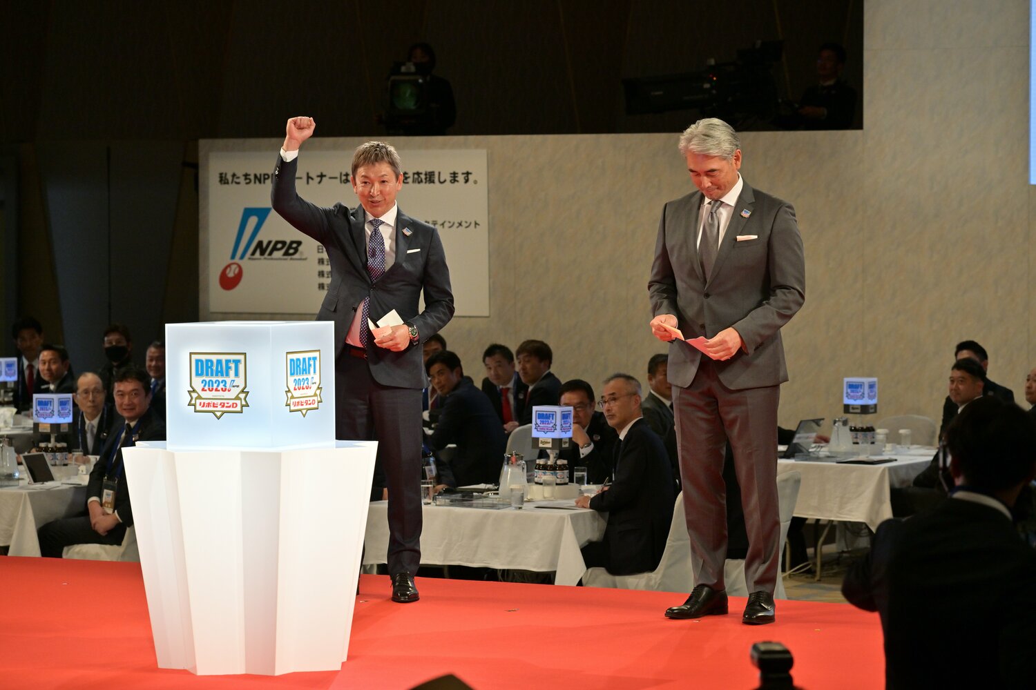 中日・立浪和義監督が草加勝（亜細亜大）の交渉権を引き当てた瞬間　©Hideki Sugiyama