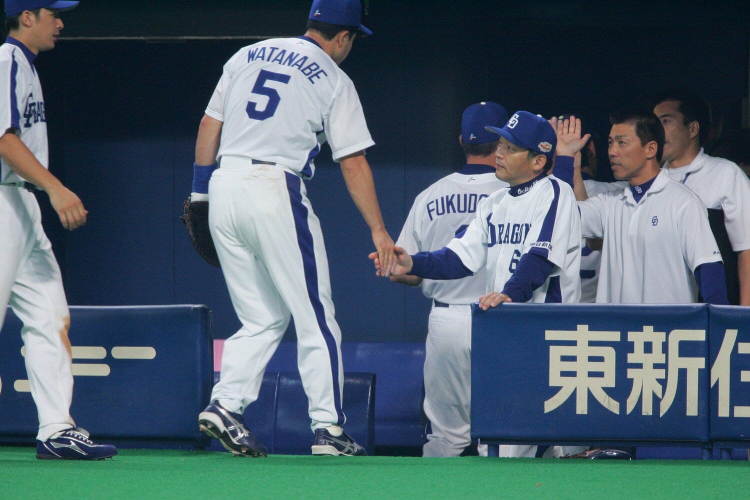 シリーズ初戦を勝利して選手と握手する落合監督　©Sports Graphic Number