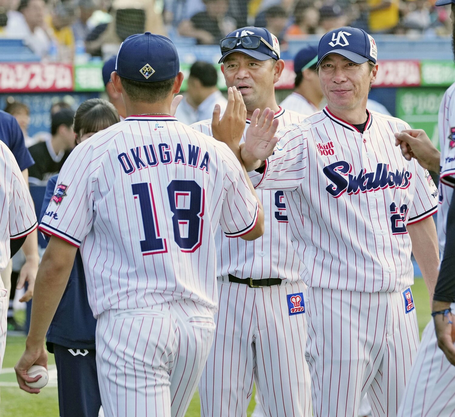 本拠地の阪神戦で白星を挙げた奥川は高津監督と勝利のタッチ ©︎KYODO