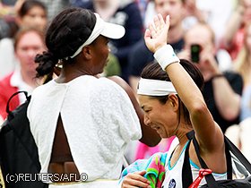 グランドスラム優勝7回を誇るV.ウイリアムズとの対戦。大熱戦の末、惜しくも敗退したクルム伊達公子が見せた飽くなき執念と軽快なプレーに大きな拍手が送られた。 