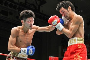 伝説の試合、山中慎介×岩佐亮佑。 クロス一閃、王者がぐらついた──。