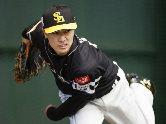 「ダメなら今年で辞める覚悟」もうすぐ42歳・和田毅が早くもブルペン入り…キャンプ取材の松坂大輔もびっくり「おじさん、元気。すごいね」＜Number Web＞ photograph by KYODO