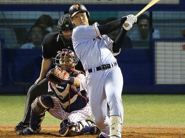 巨人・岡本和真と中村剛也の共通点。スラッガーが変化球を打つ理由。＜Number Web＞ photograph by NIKKAN SPORTS