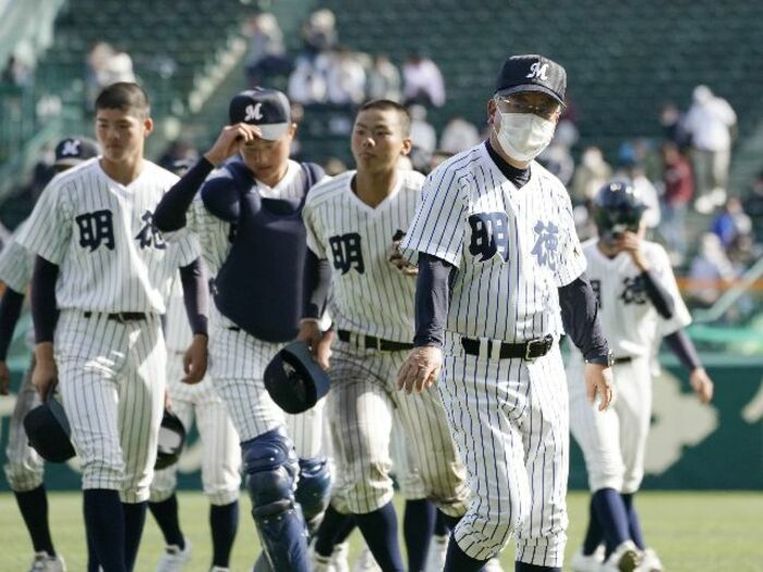 【センバツ】「初戦は負けない」明徳義塾“馬淵神話”はなぜ崩れた？ 苦言も「あれは明徳の守備とは言えない」＜Number Web＞ photograph by KYODO