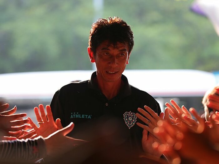 J1“裏天王山”制した福岡・井原監督。「トップ下・三門」は残留への切り札。<Number Web> photograph by J.LEAGUE PHOTOS