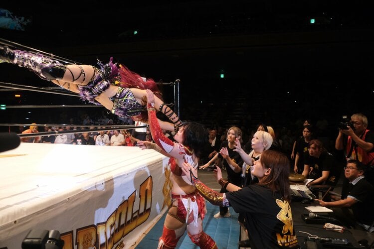 日本スタイルも出し切った」イヨ・スカイが“WWEでは使えない大技”を…林下詩美が女子プロレス新団体で叶えた夢「今日は紫雷イオが見れた」（2／3） -  プロレス - Number Web - ナンバー